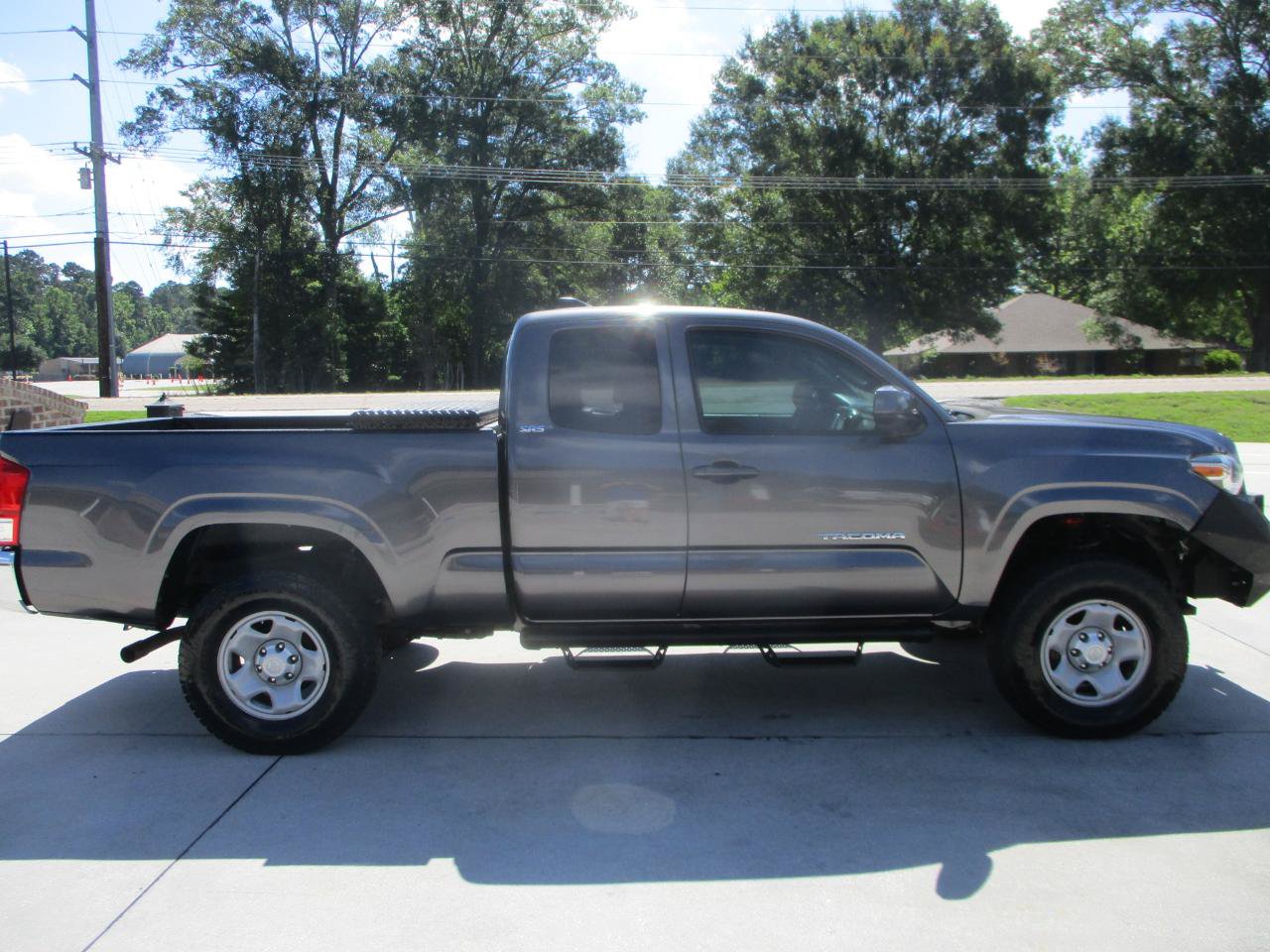 Used 2017 Toyota Tacoma SR5 AWD/4WD image 24