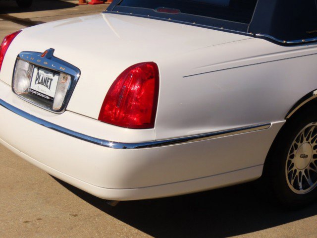 Used 2000 Lincoln Town Car Signature image 10