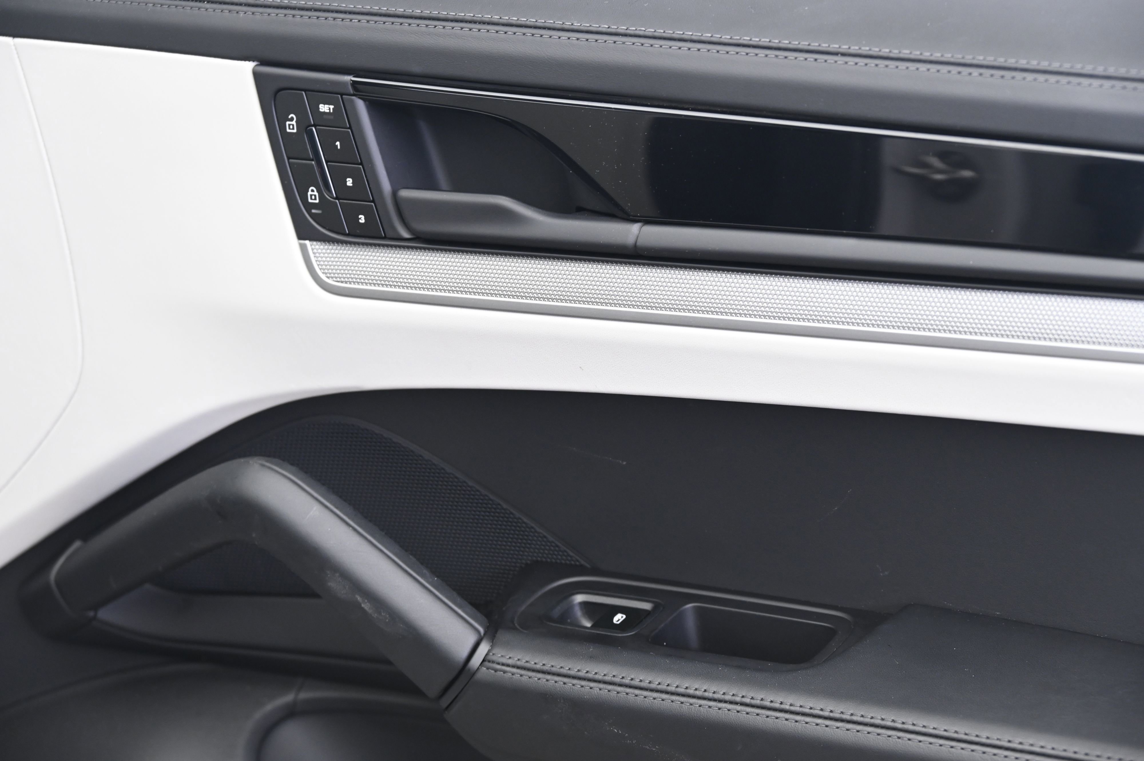 Used 2025 Porsche Cayenne image 21