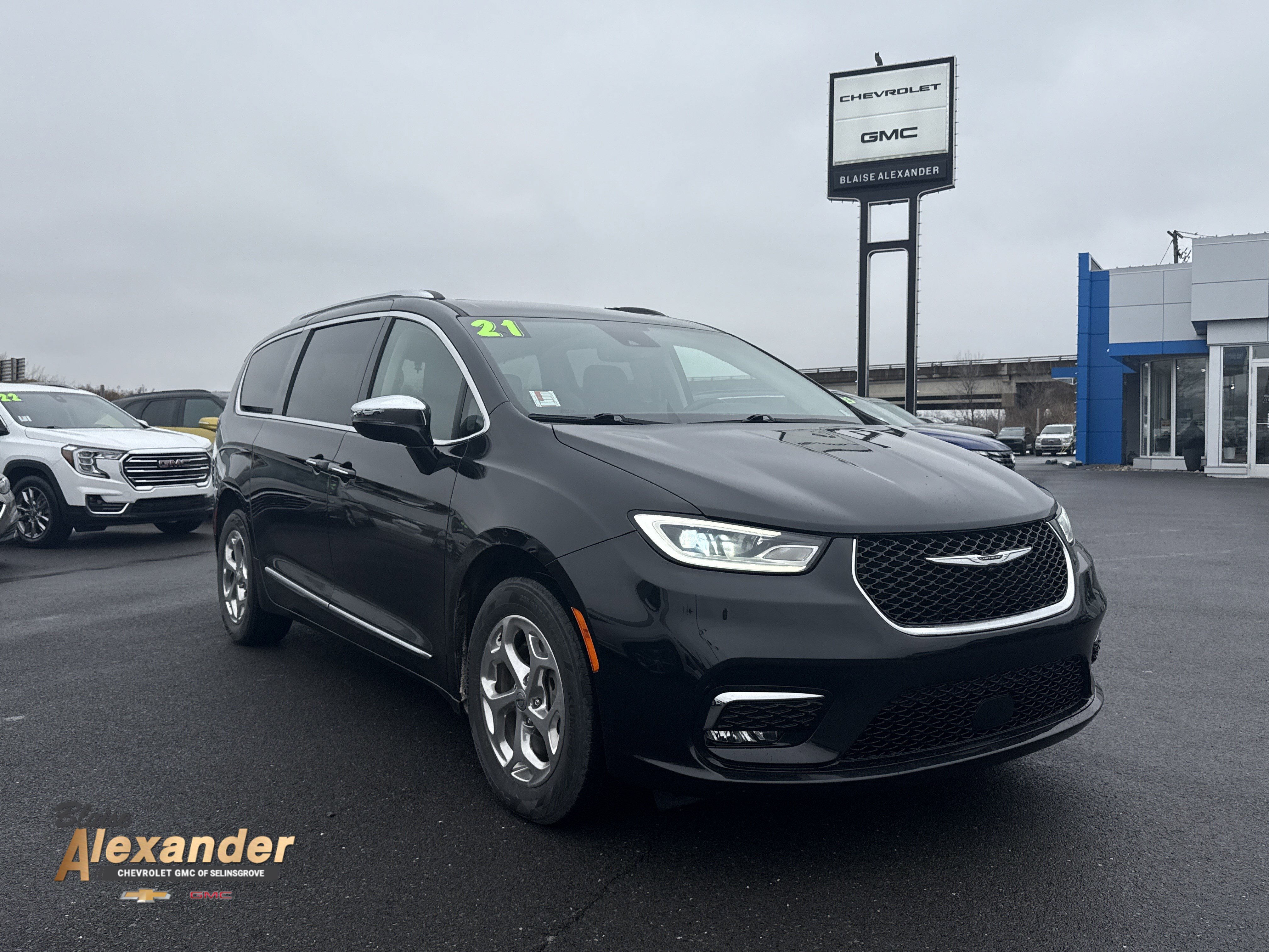 Used 2021 Chrysler Pacifica Limited image 1