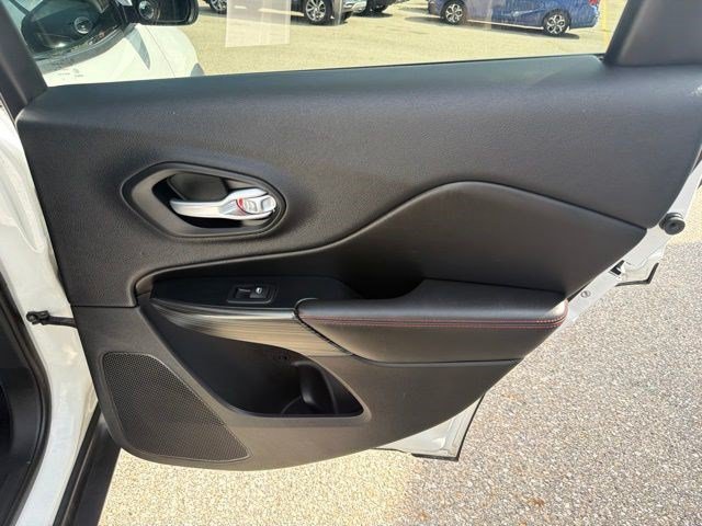 Used 2016 Jeep Cherokee Trailhawk AWD/4WD image 17