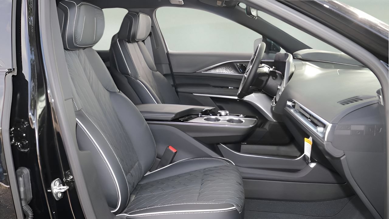 New 2026 Cadillac Lyriq V w/ Exterior Carbon Fiber Package AWD/4WD image 16