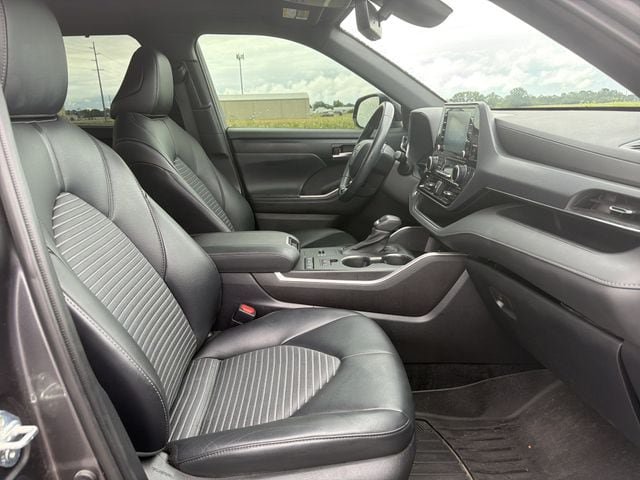 Used 2021 Toyota Highlander XSE FWD image 14
