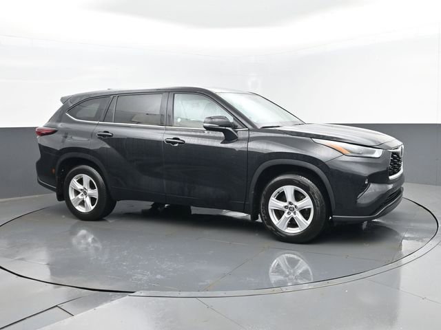 Used 2024 Toyota Highlander LE image 2