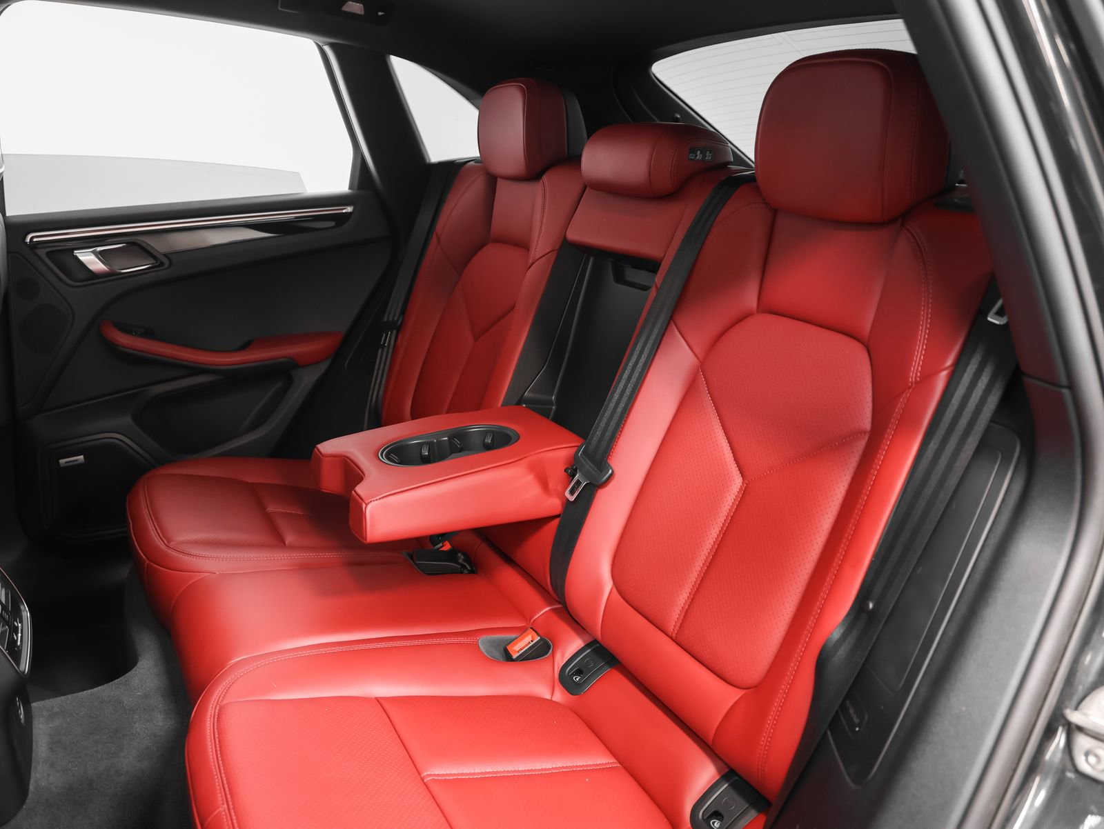 Certified 2023 Porsche Macan AWD/4WD image 38