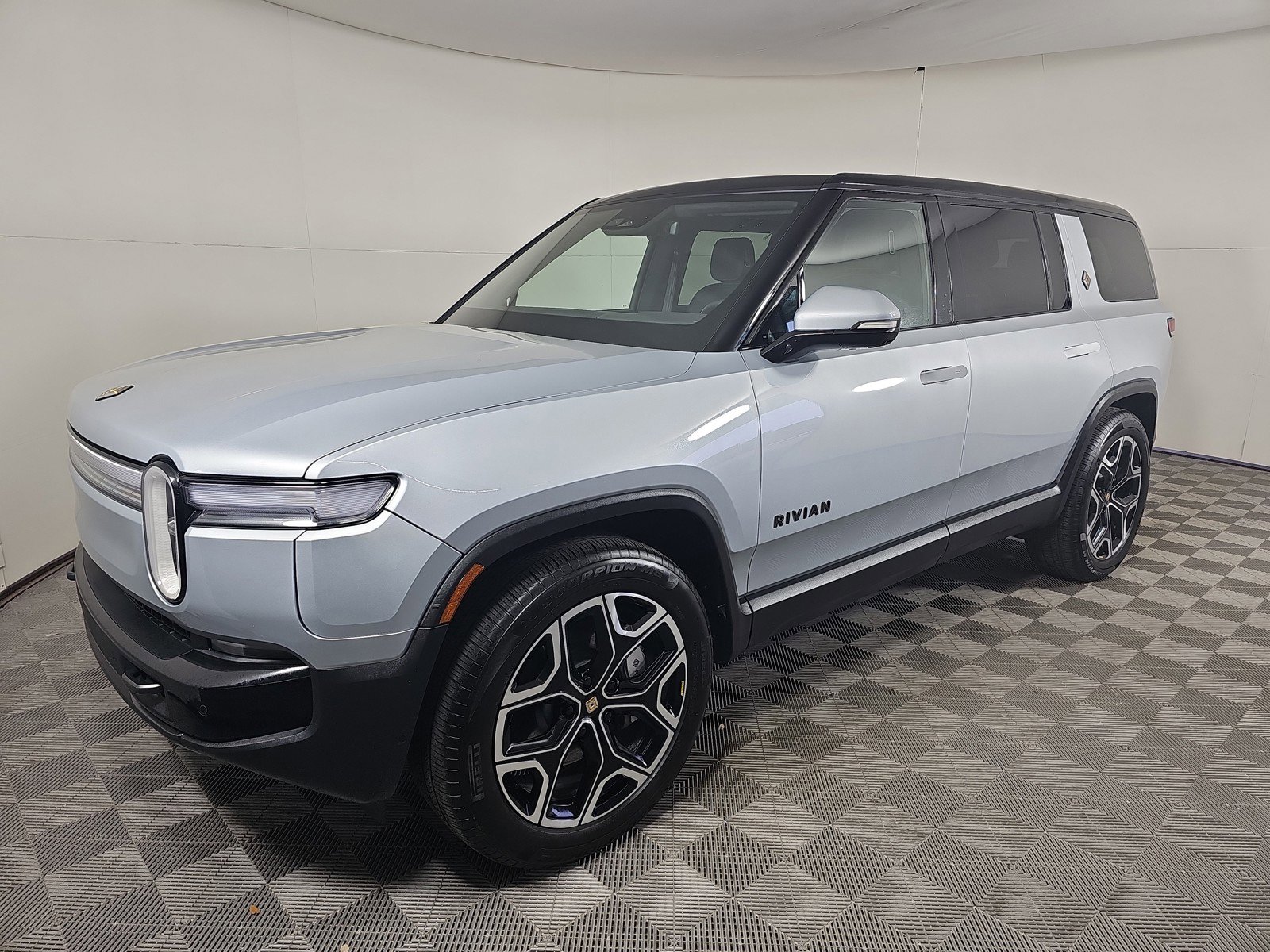 Used 2025 Rivian R1S Adventure image 1