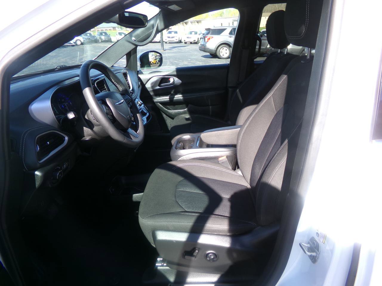 Used 2023 Chrysler Pacifica Touring FWD image 11