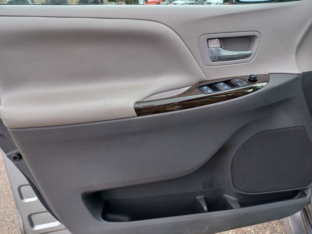 Used 2018 Toyota Sienna XLE FWD image 10