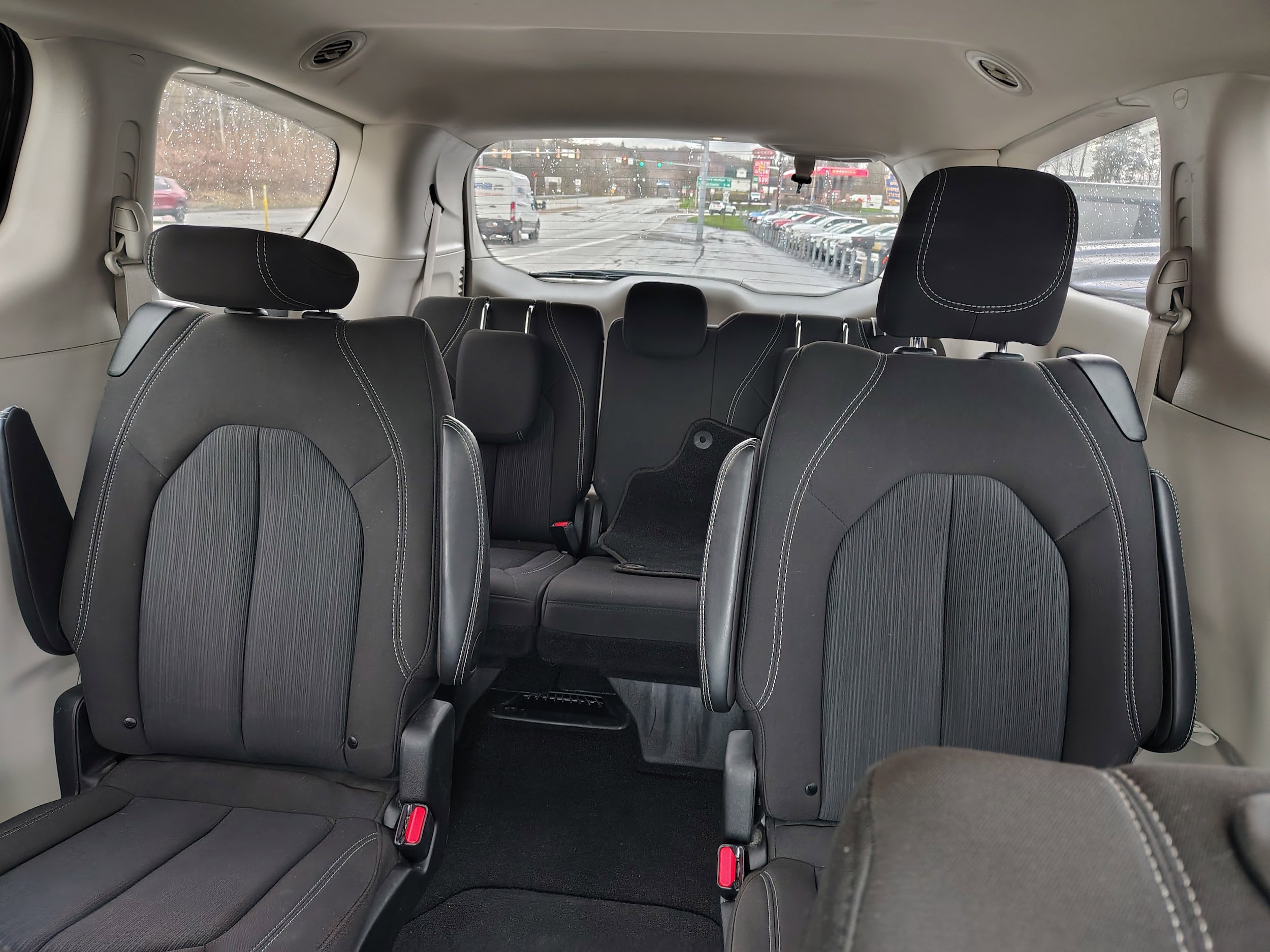 Used 2024 Chrysler Voyager LX image 33