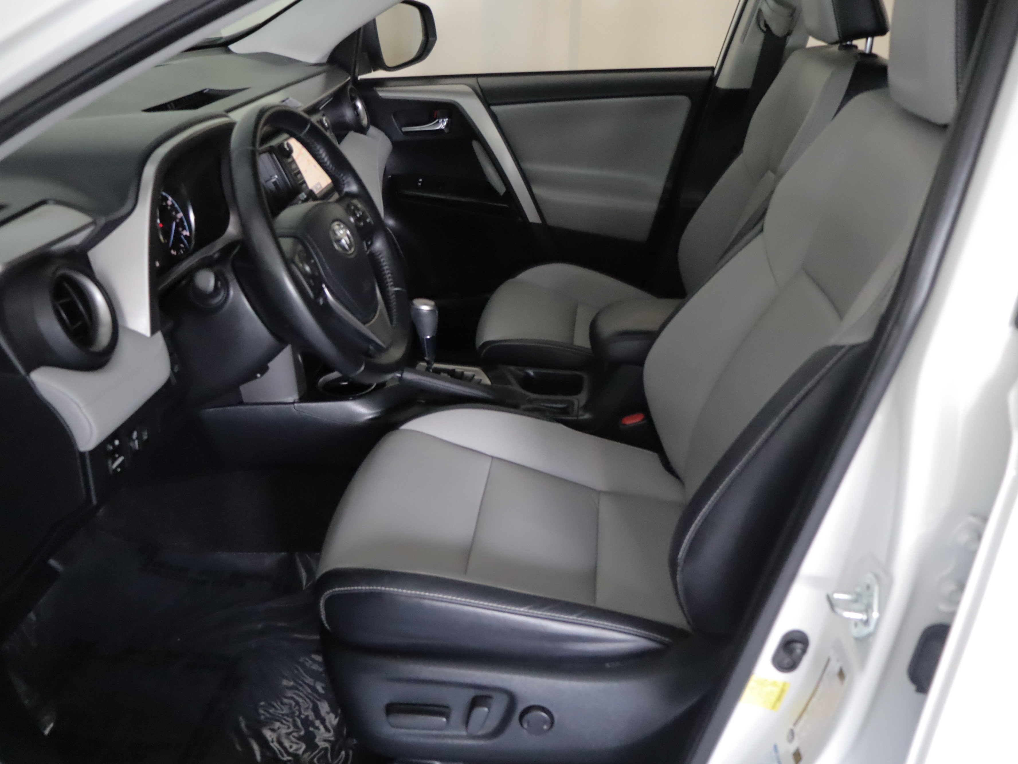 Used 2018 Toyota RAV4 Limited AWD/4WD image 9