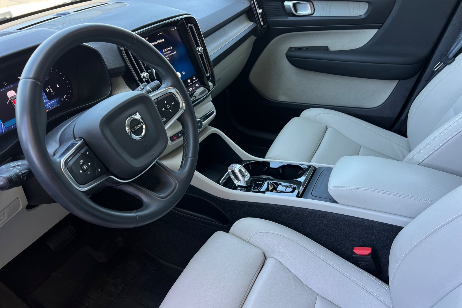 Used 2024 Volvo XC40 B5 Plus AWD/4WD image 9