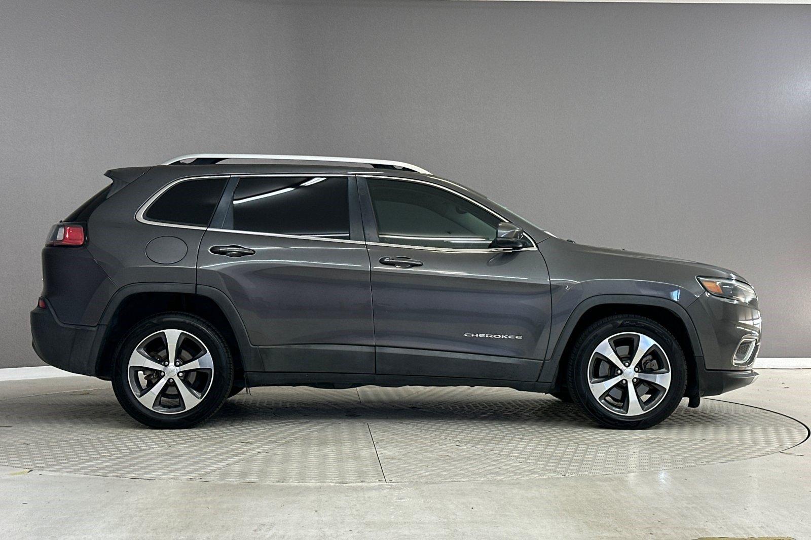 Used 2019 Jeep Cherokee Limited FWD image 8