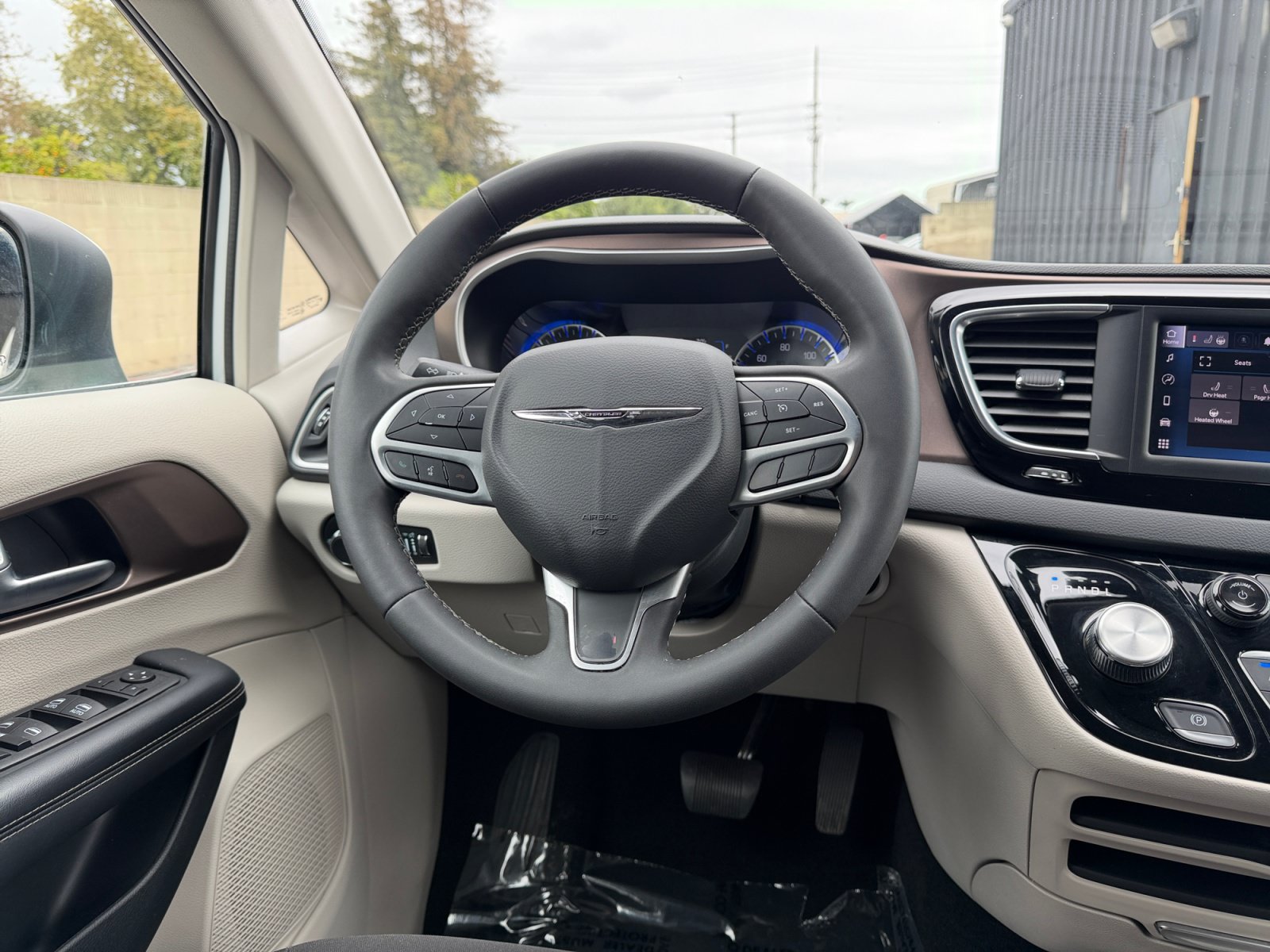 Used 2023 Chrysler Voyager LX FWD image 14