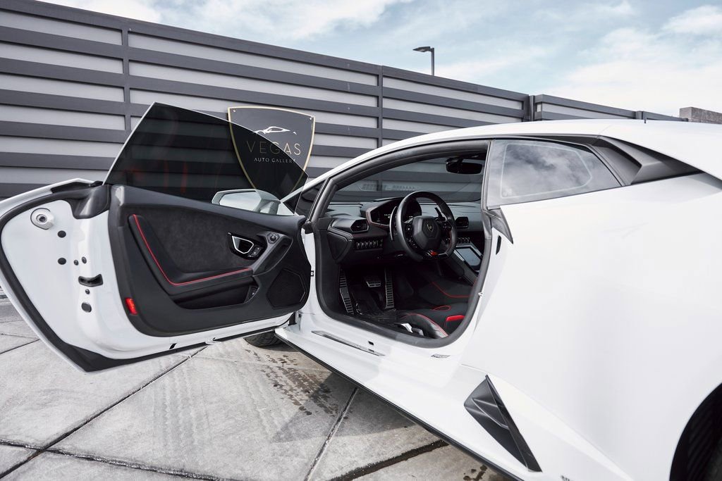 Used 2020 Lamborghini Huracan EVO image 30