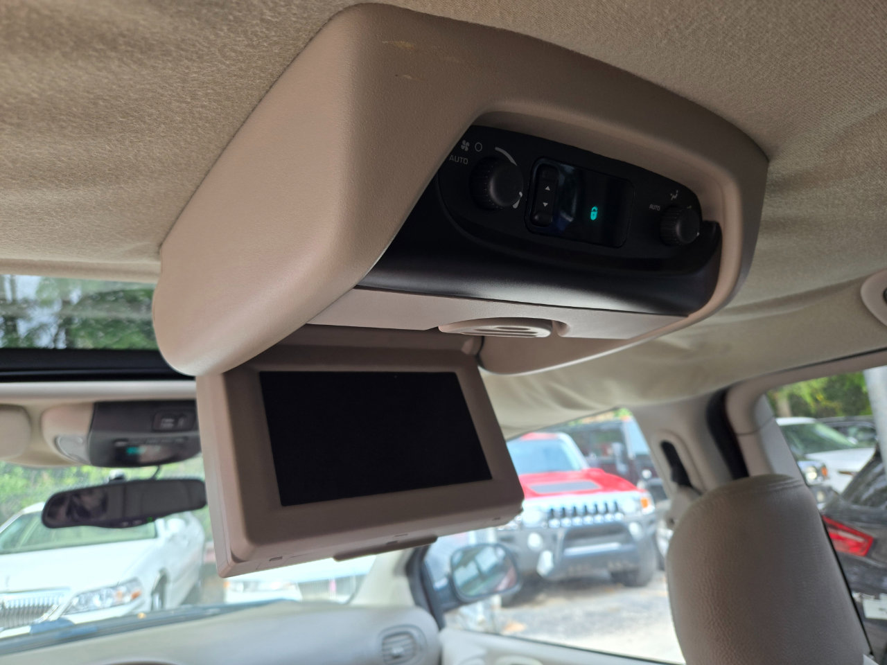 Used 2007 Chrysler Town & Country Limited image 18