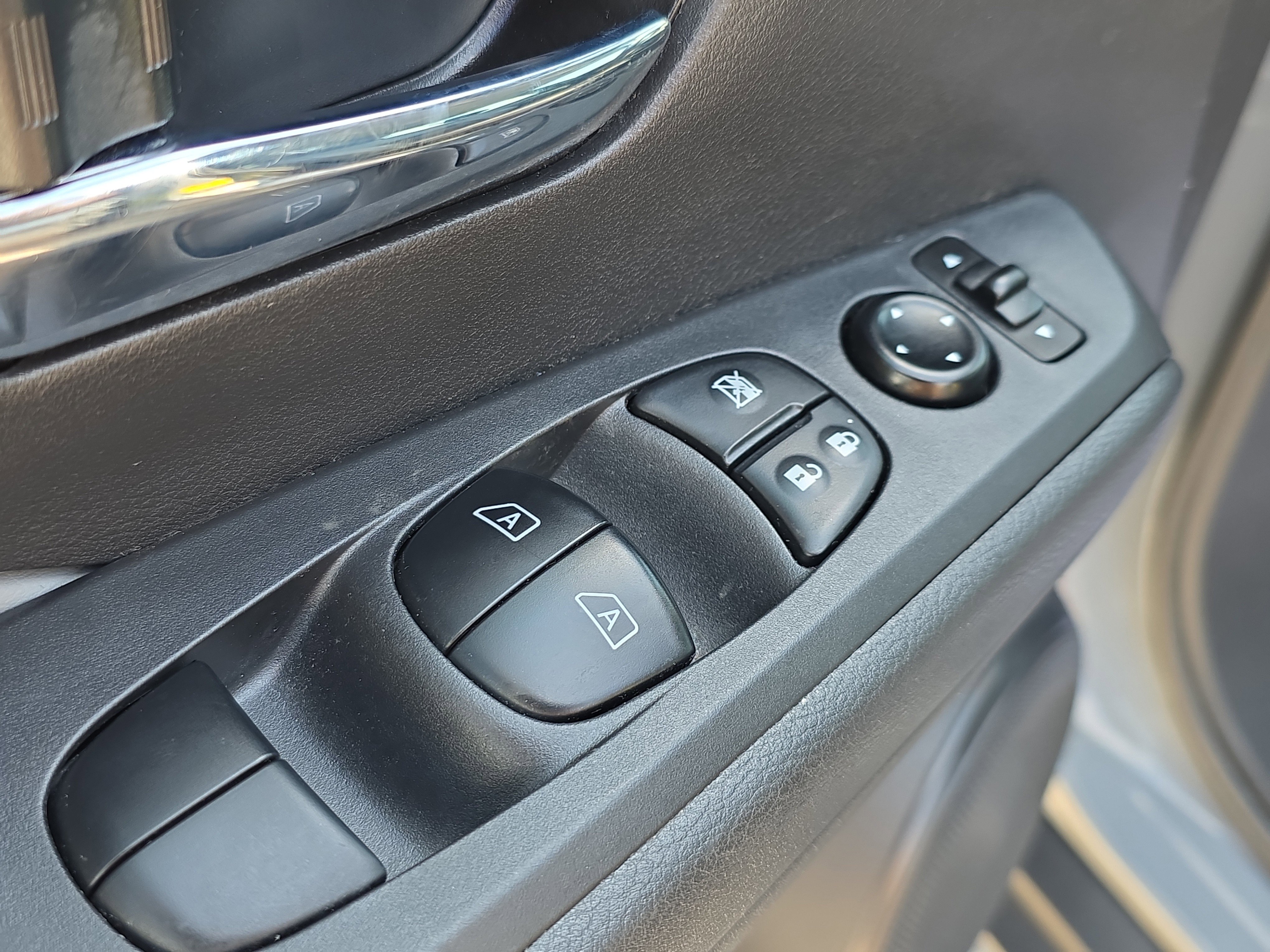 Used 2022 Nissan Kicks SR w/ Premium Package image 24