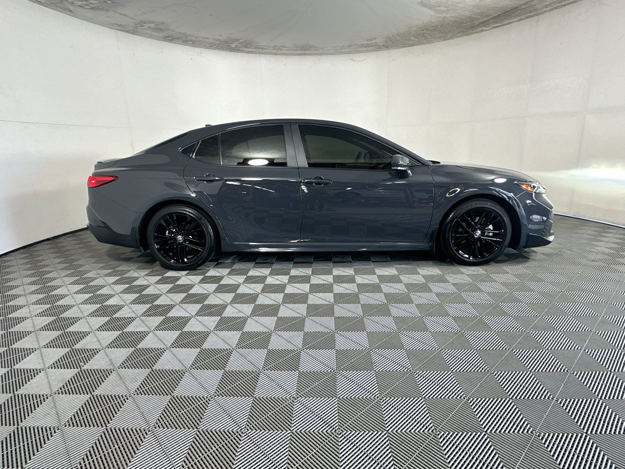 Used 2025 Toyota Camry SE FWD image 2