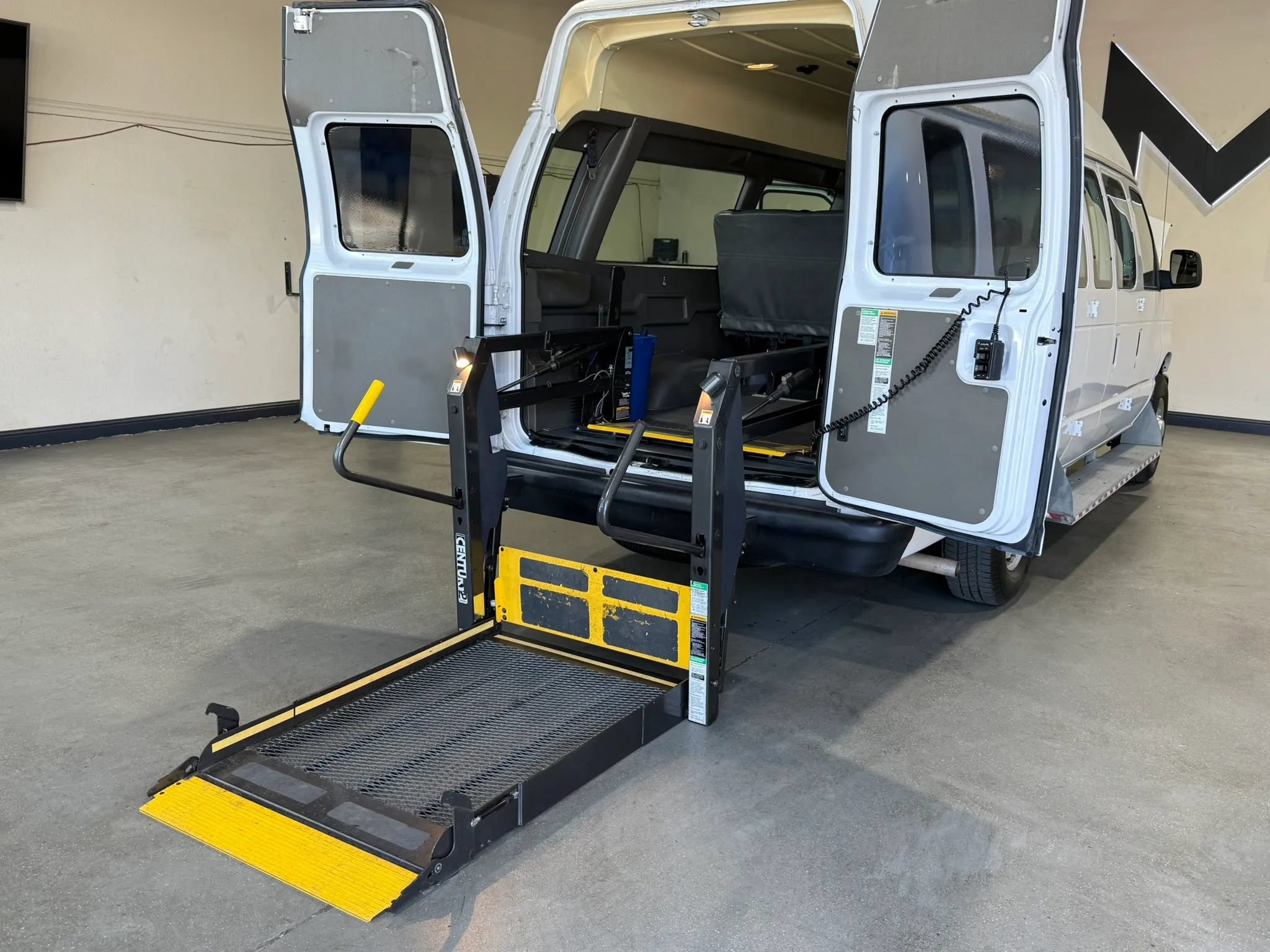Used 2011 Ford E-250 and Econoline 250 Extended w/ PWR Group RWD image 1
