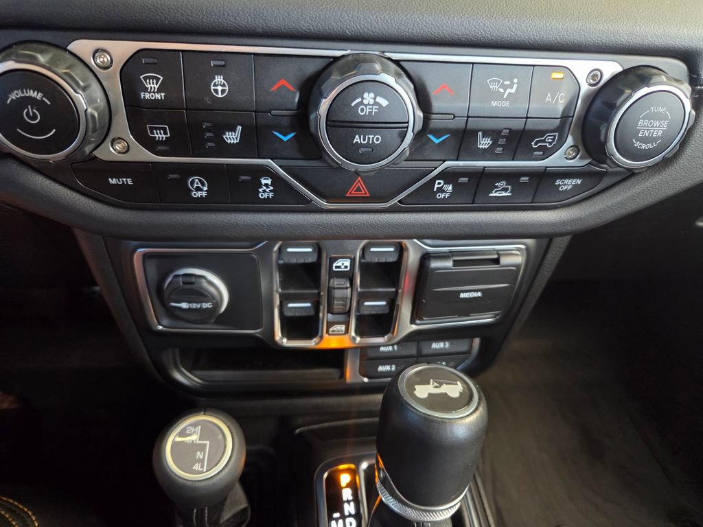 Used 2024 Jeep Wrangler Unlimited Sahara w/ Technology Group AWD/4WD image 46