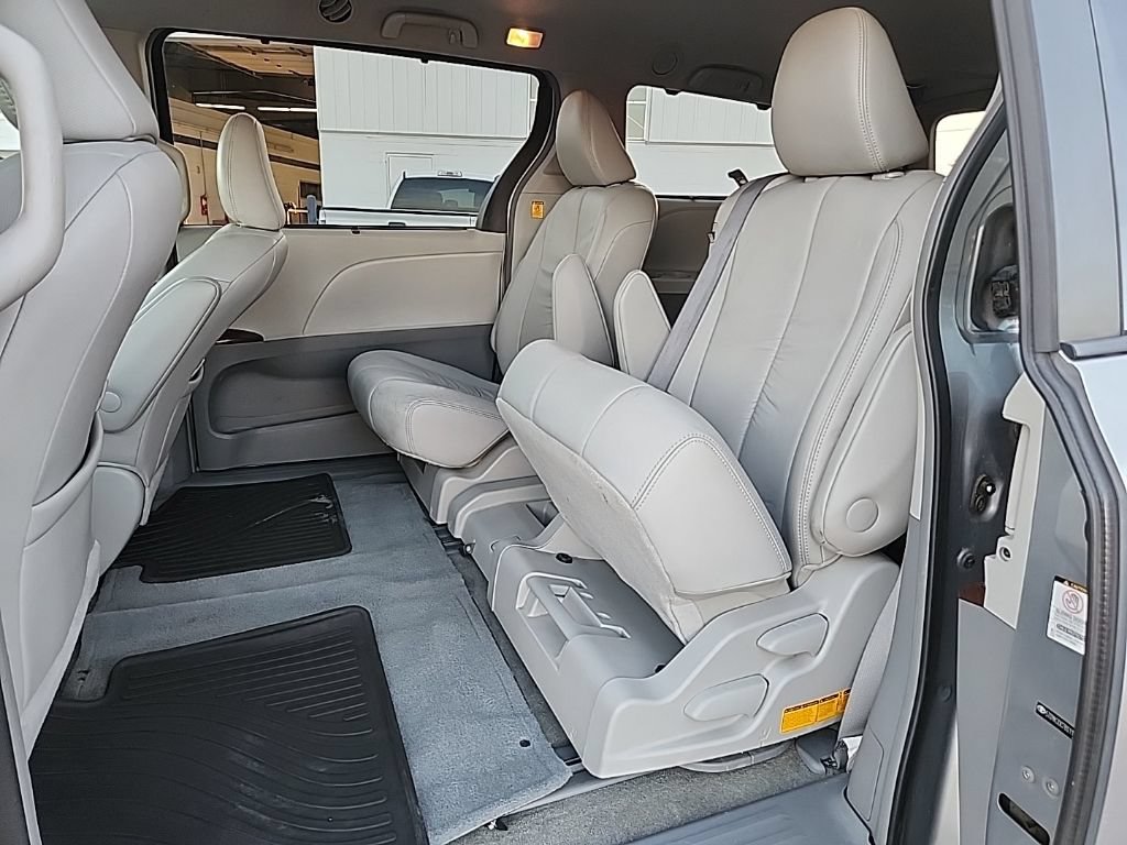 Used 2011 Toyota Sienna XLE FWD image 33