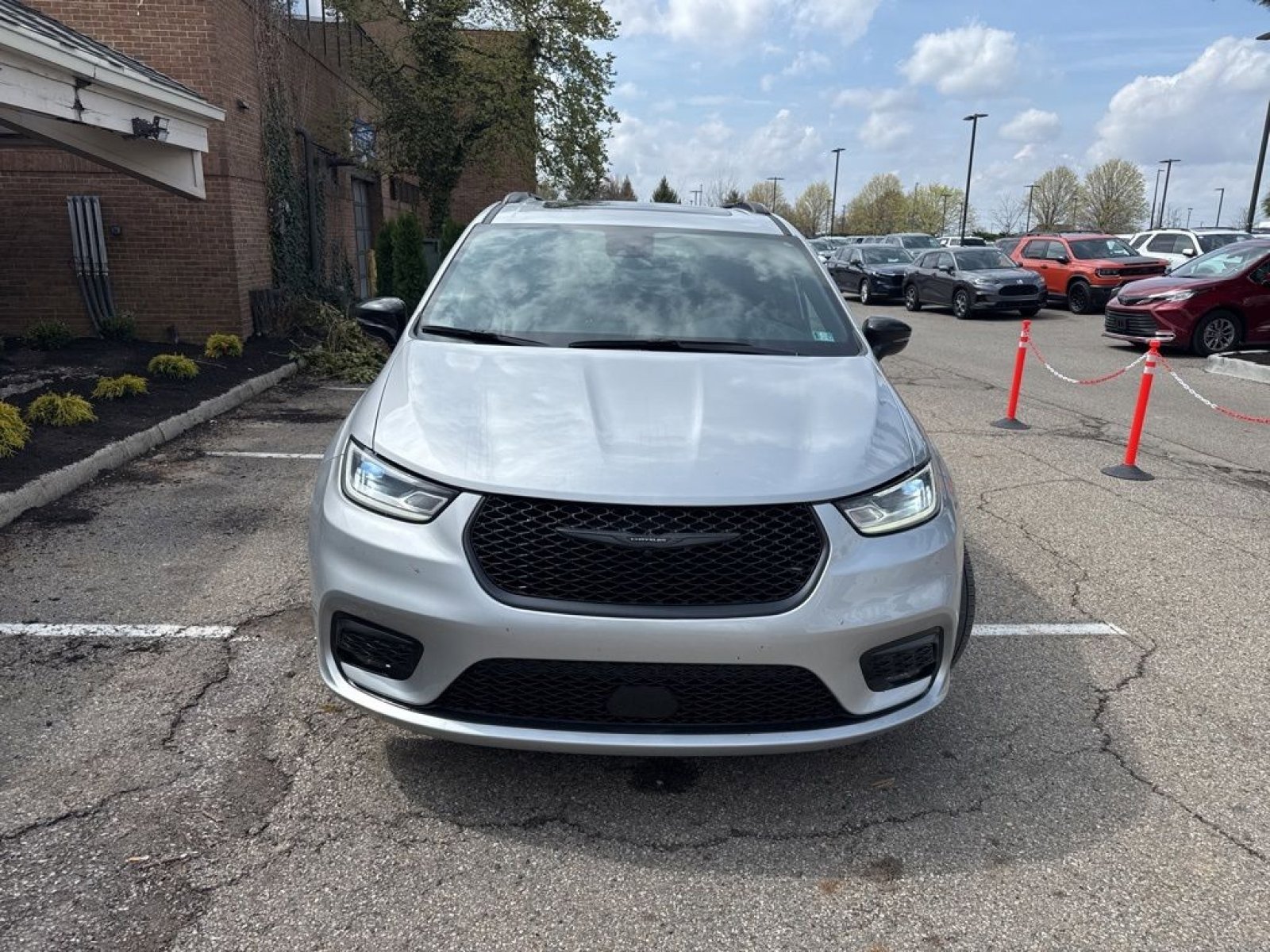 Used 2024 Chrysler Pacifica Limited w/ S Appearance Package image 3