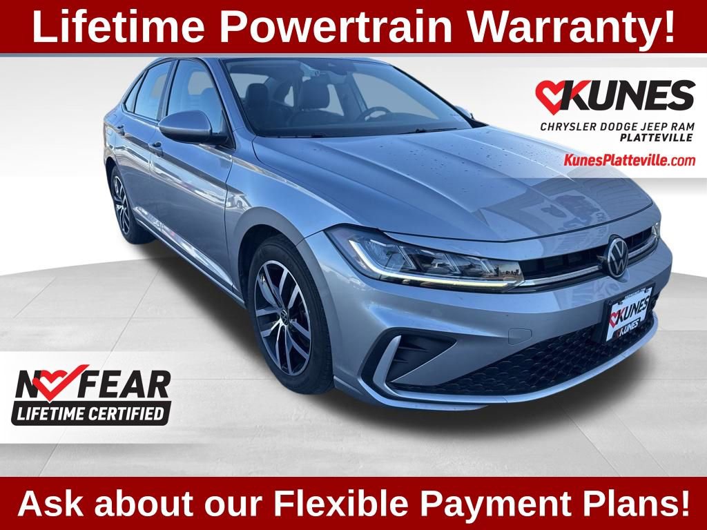 Used 2025 Volkswagen Jetta SE FWD image 1