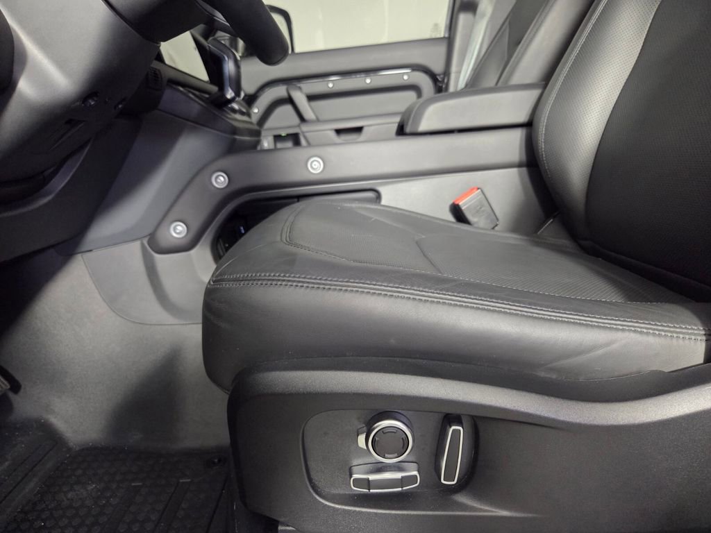 Used 2025 Land Rover Defender 130 X-Dynamic SE image 13