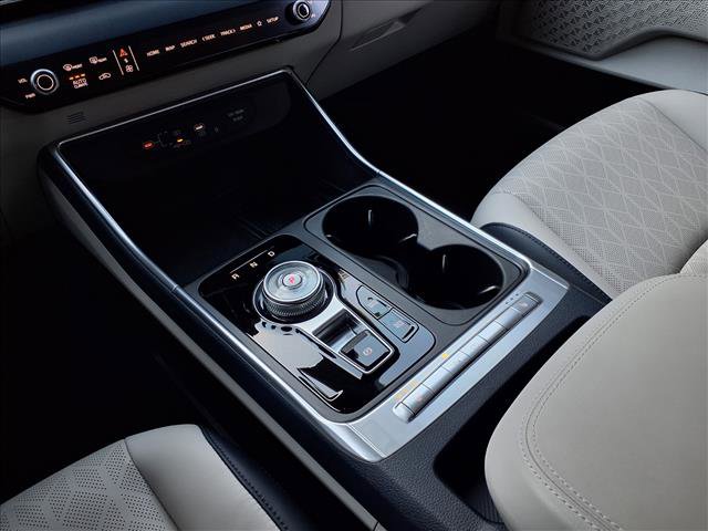 Used 2025 Kia Carnival EX image 17