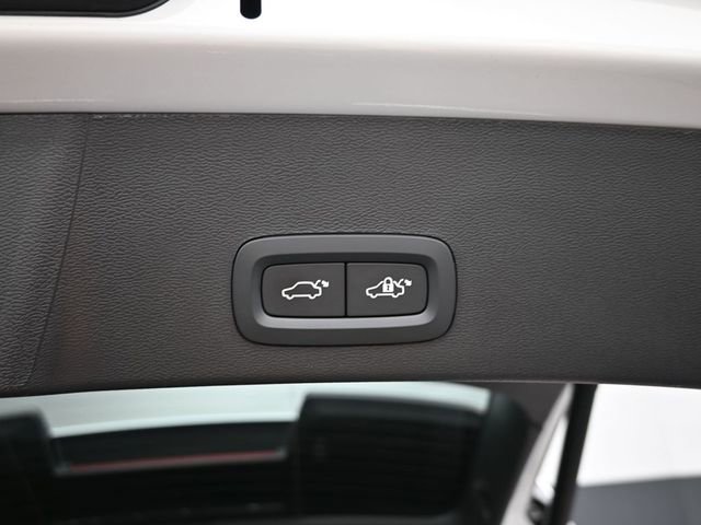 Used 2024 Volvo XC40 B5 Plus image 31