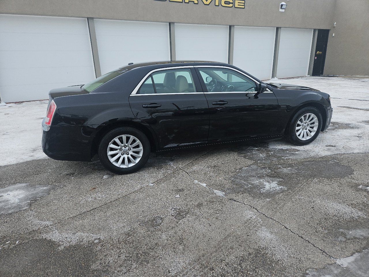 Used 2013 Chrysler 300 RWD image 3