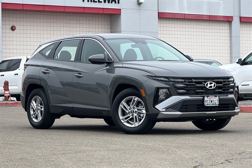 Used 2025 Hyundai Tucson SE image 2