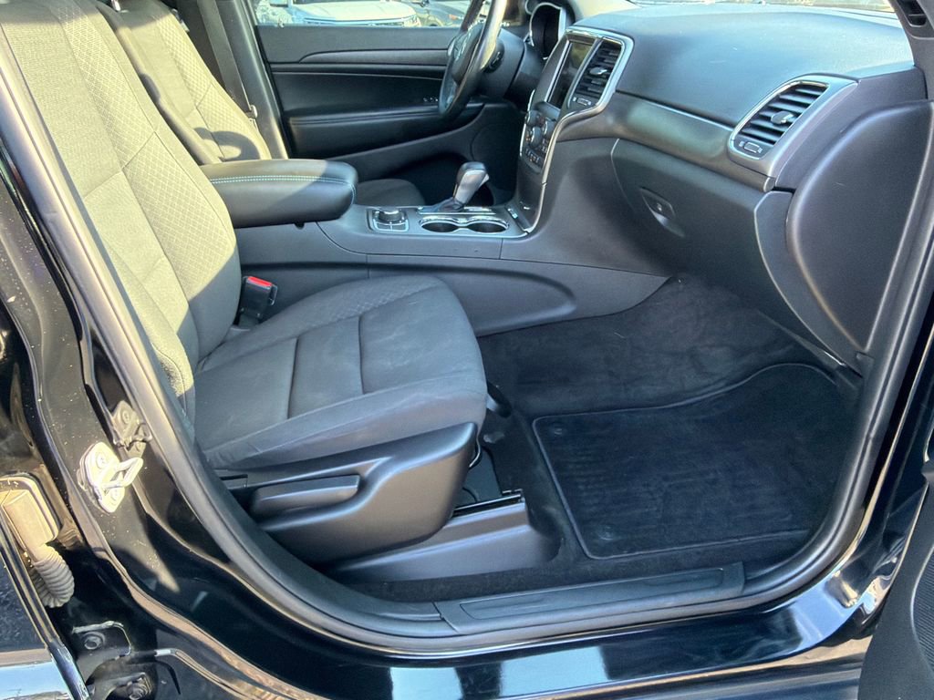 Used 2018 Jeep Grand Cherokee Laredo AWD/4WD image 13