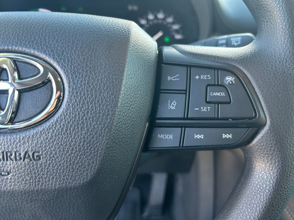 Used 2025 Toyota Sienna LE image 16