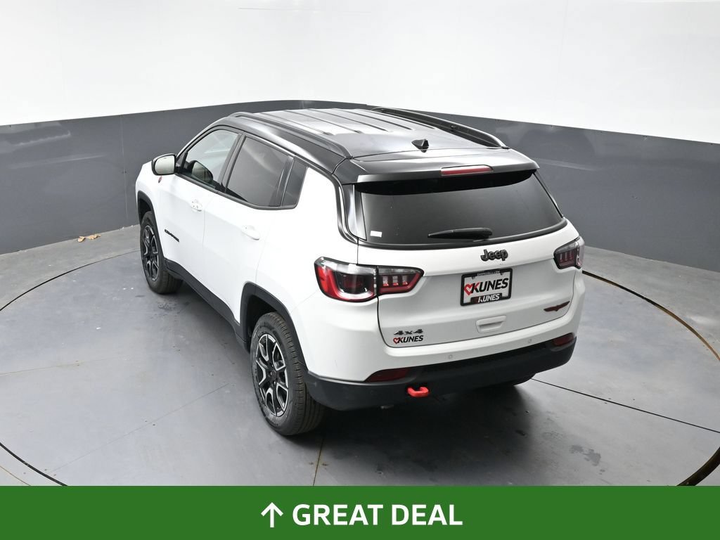 Used 2025 Jeep Compass Trailhawk AWD/4WD image 47