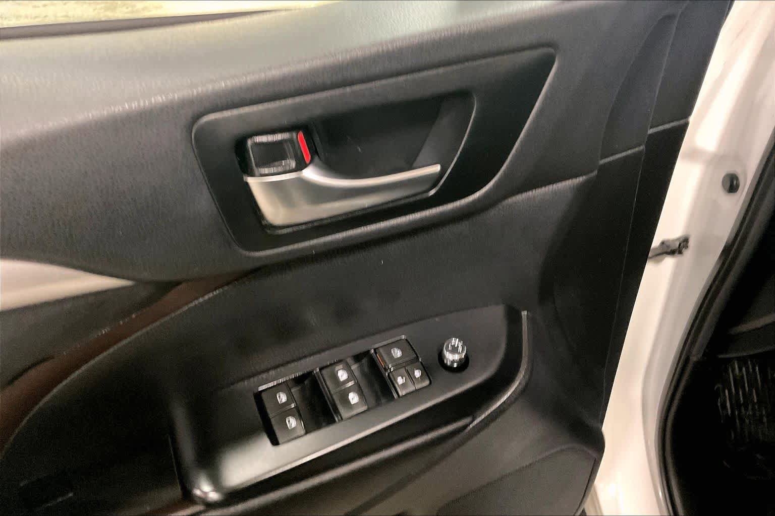 Used 2019 Toyota Highlander XLE AWD/4WD image 35