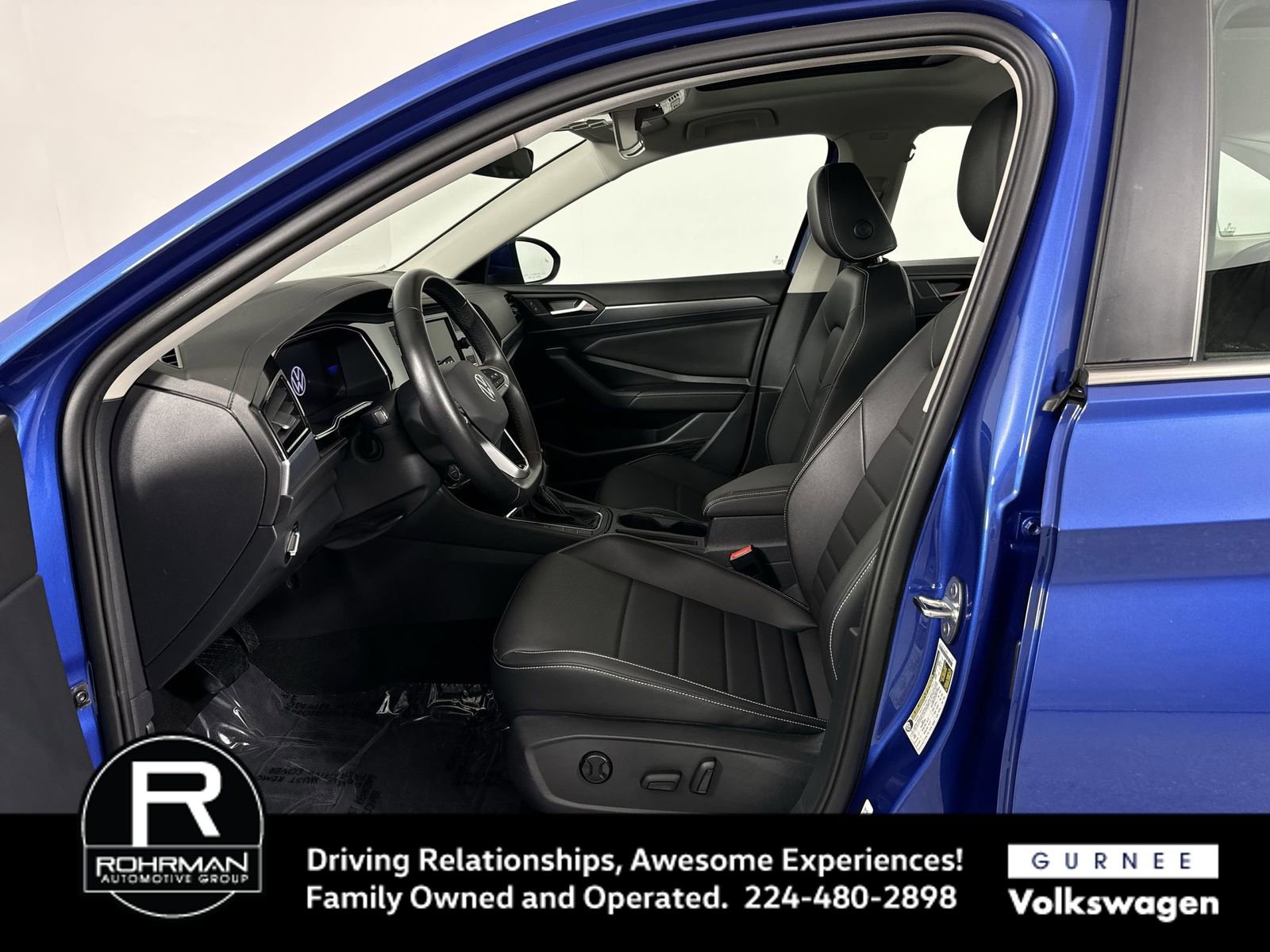 Used 2023 Volkswagen Jetta SE w/ Panoramic Sunroof Package image 4