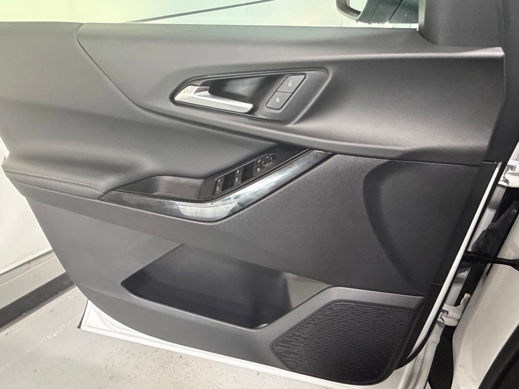 Used 2026 Chevrolet Equinox LT w/ Safety and Technology Package FWD image 13