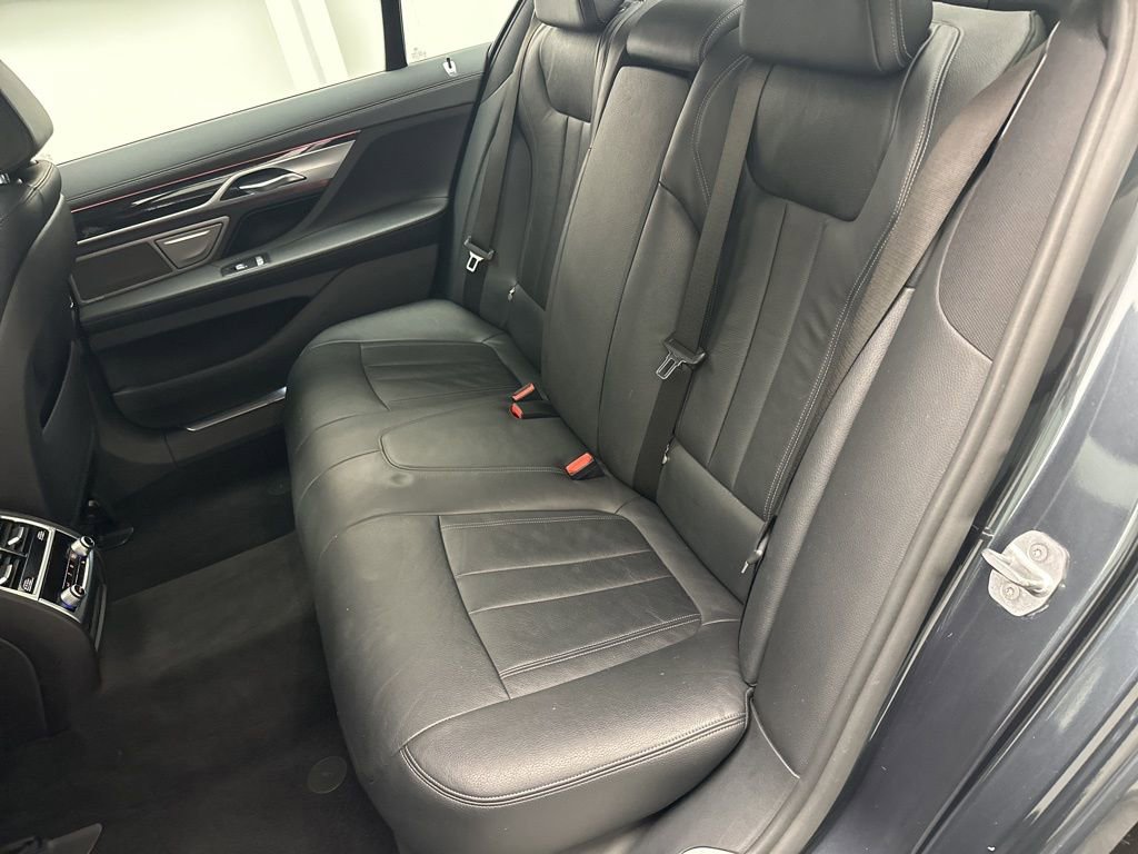 Used 2019 BMW 740i xDrive w/ M Sport Package image 13