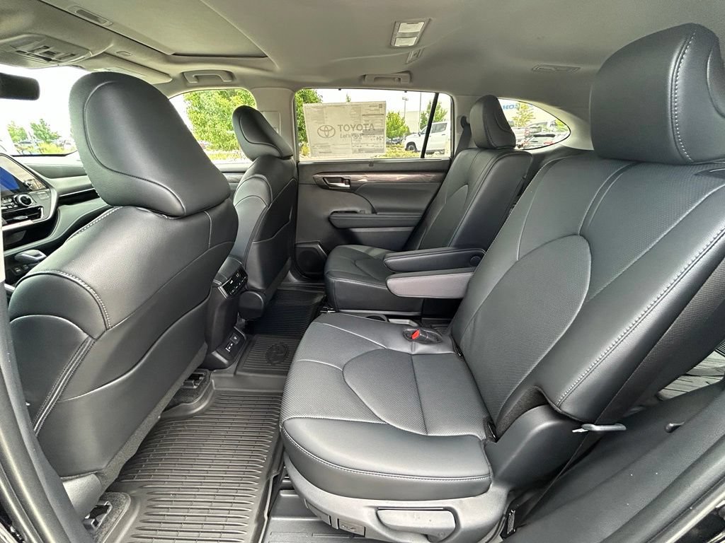 Used 2026 Toyota Highlander Limited AWD/4WD image 23