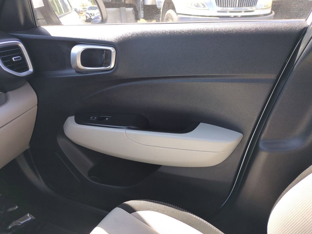 Used 2025 Hyundai Venue SEL FWD image 31