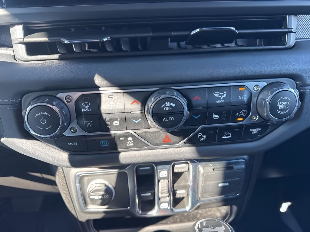 Used 2025 Jeep Wrangler Unlimited Sahara w/ Safety Group AWD/4WD image 18