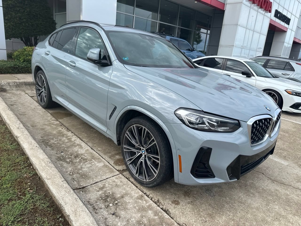 Used 2022 BMW X4 xDrive30i AWD/4WD image 3