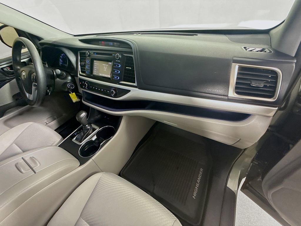 Certified 2019 Toyota Highlander LE image 28