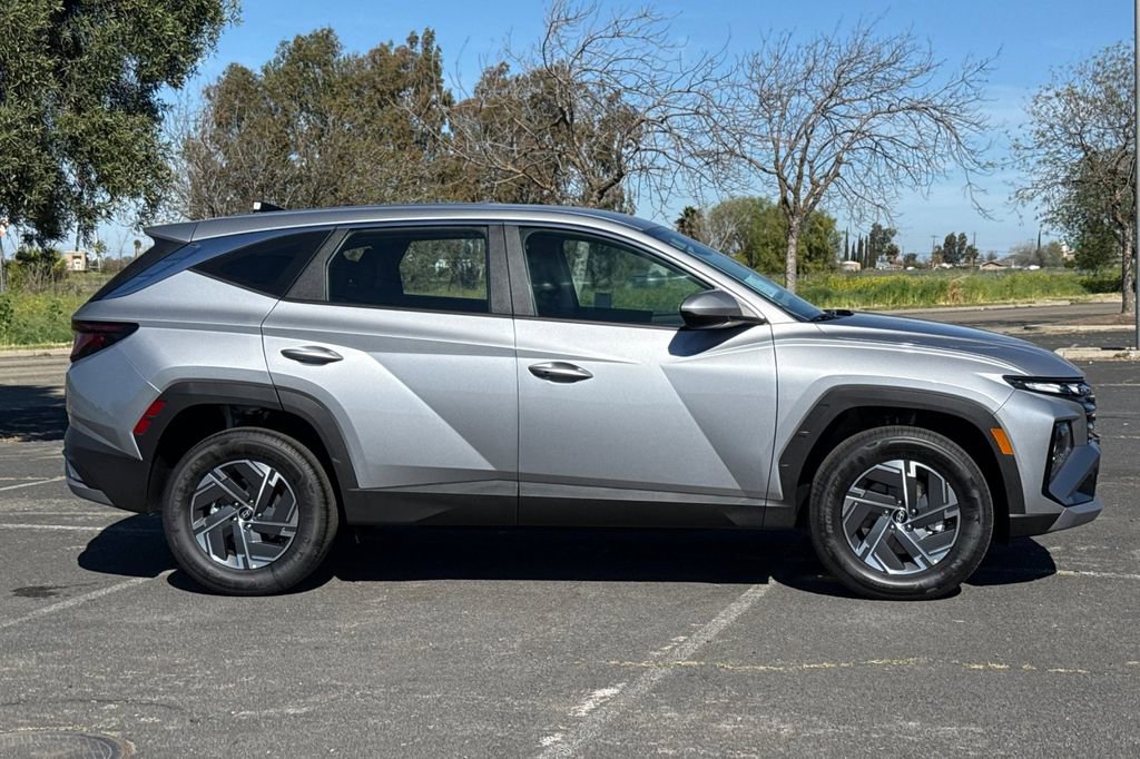New 2026 Hyundai Tucson Blue SE image 3