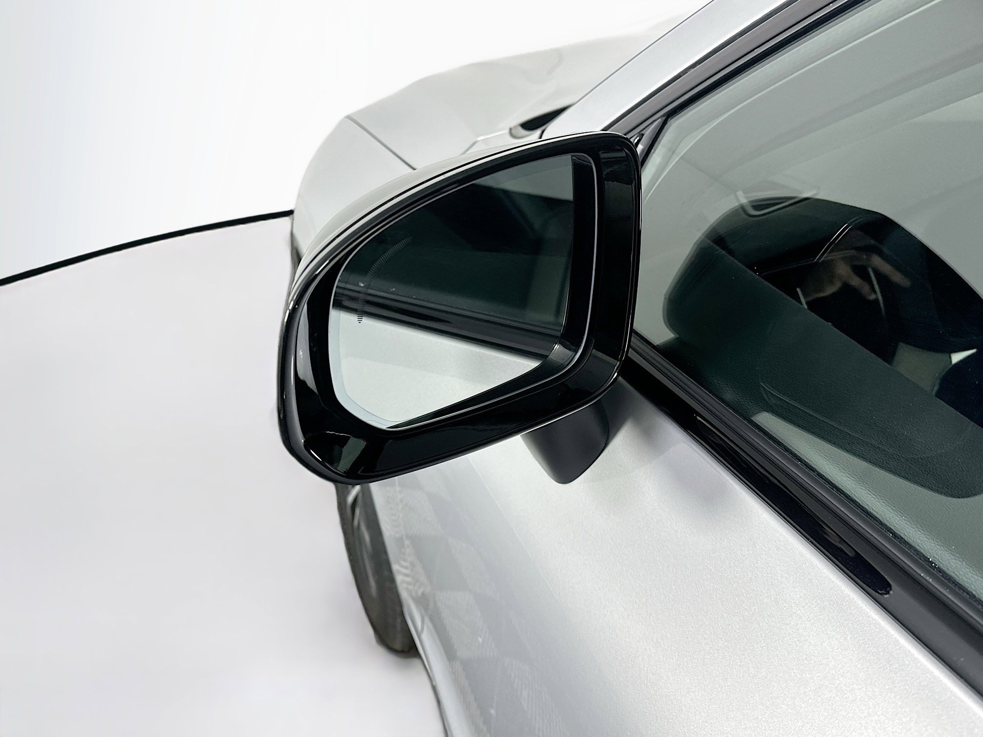 Used 2025 Volvo XC60 B5 Plus image 16