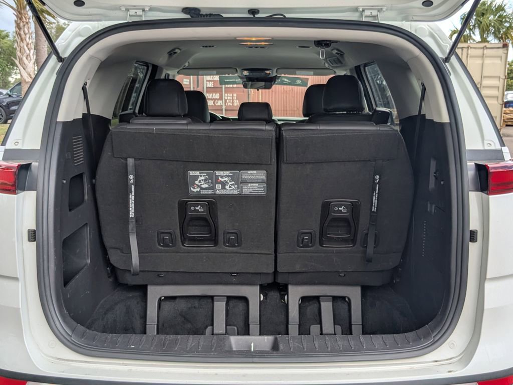Used 2024 Kia Carnival LX image 12