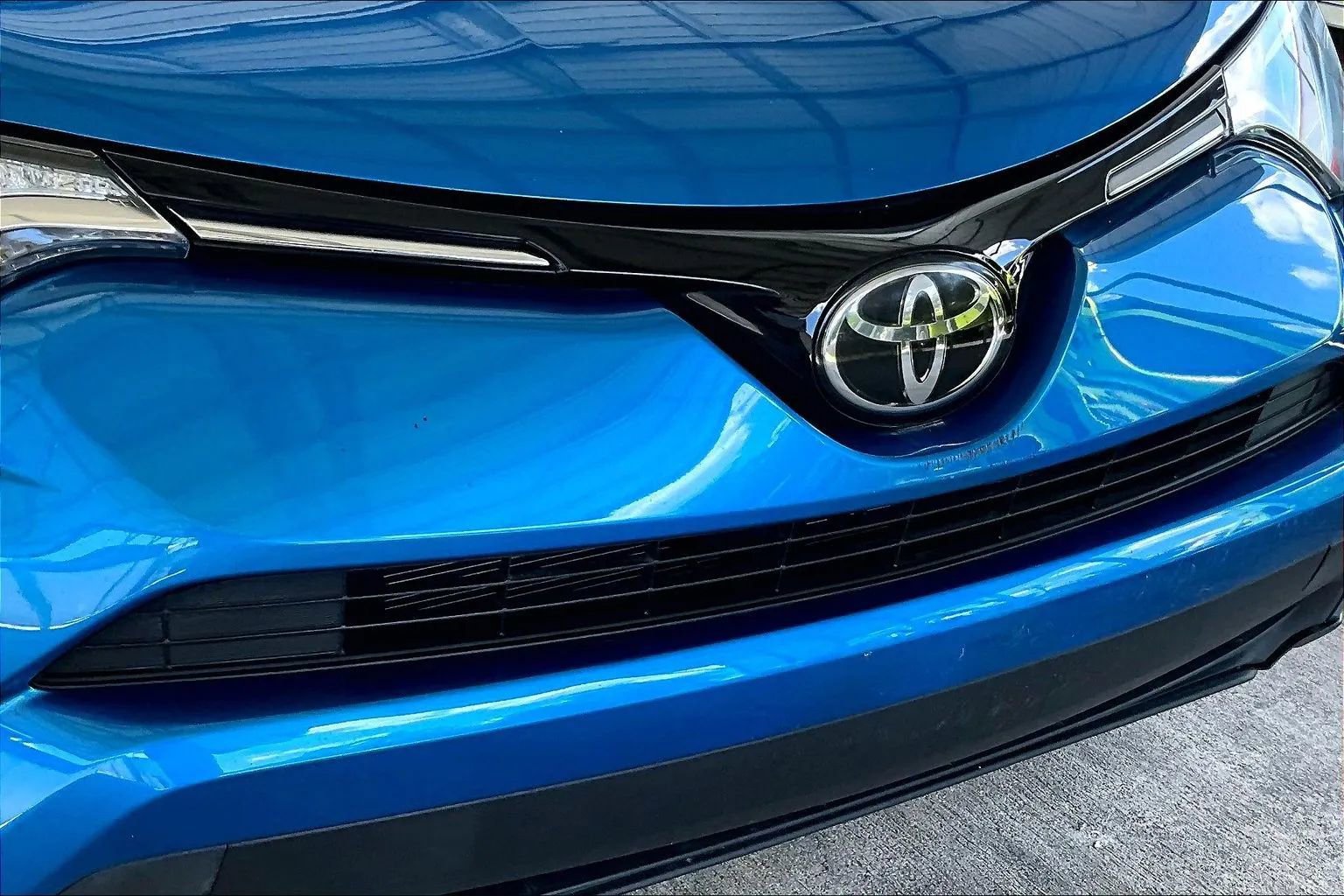 Used 2017 Toyota RAV4 LE FWD image 29