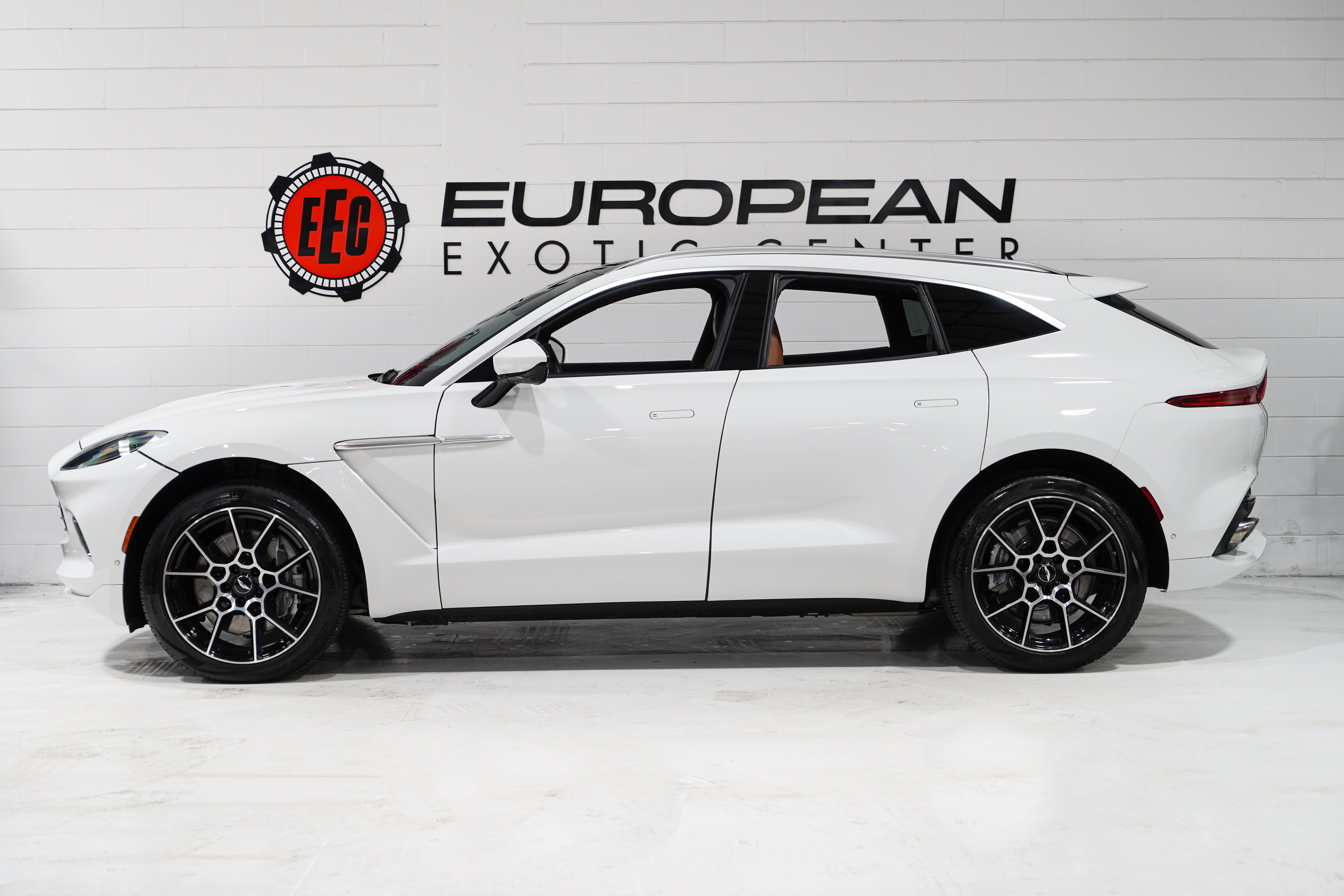 Used 2022 Aston Martin DBX AWD/4WD image 7