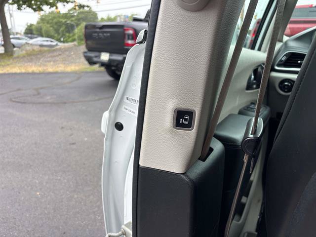 Used 2018 Chrysler Pacifica Limited FWD image 11