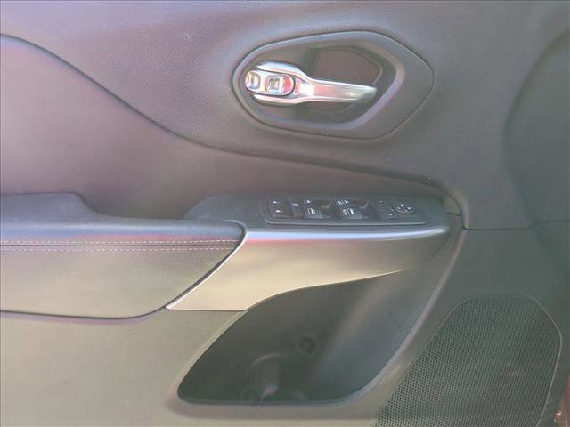 Used 2019 Jeep Cherokee Latitude Plus w/ Comfort/Convenience Group FWD image 11